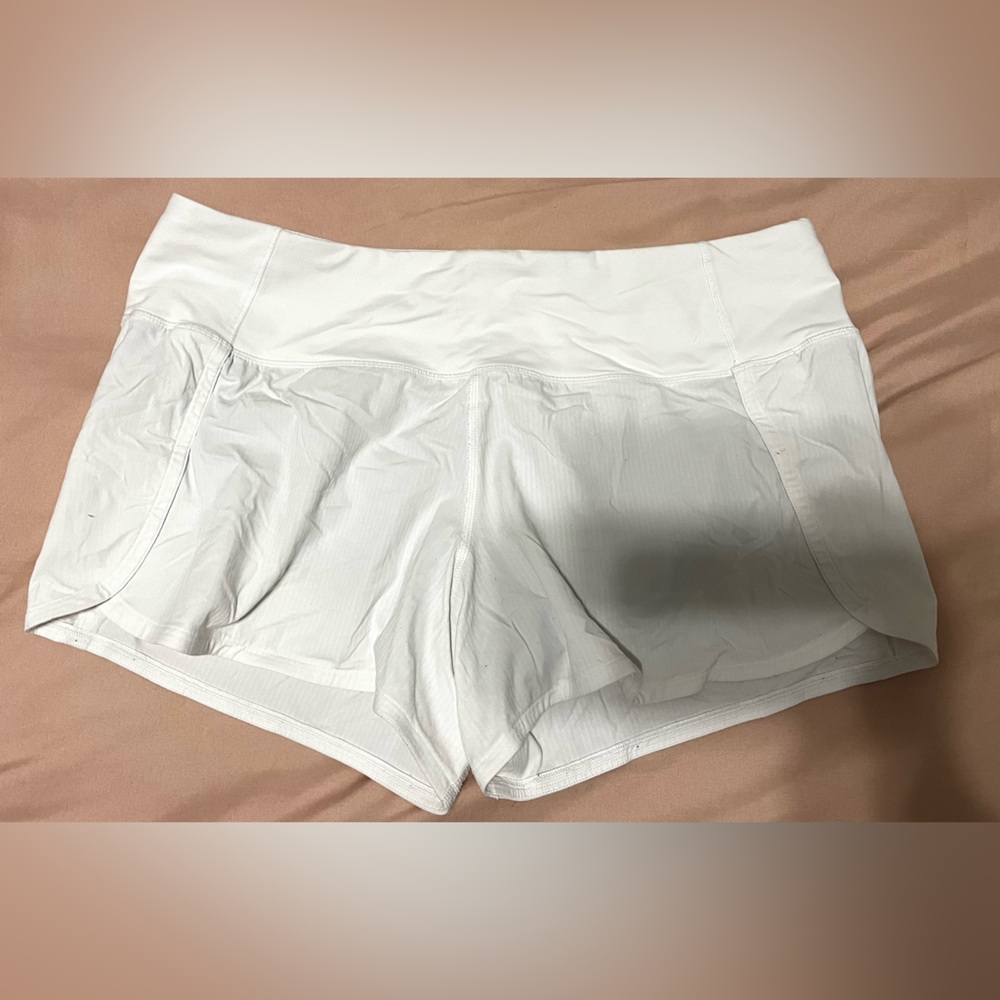 LULU LEMON SIZE 8 (4 inch inseam) WHITE